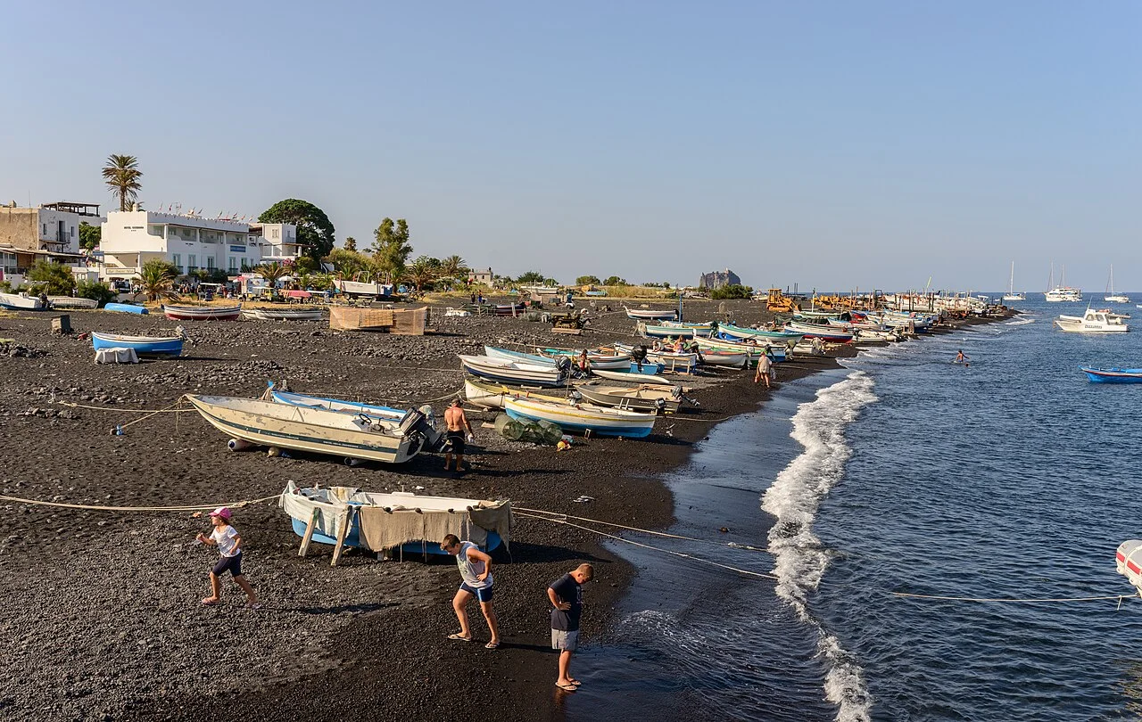 Stromboli con bambini: spiagge e vulcano in sicurezza